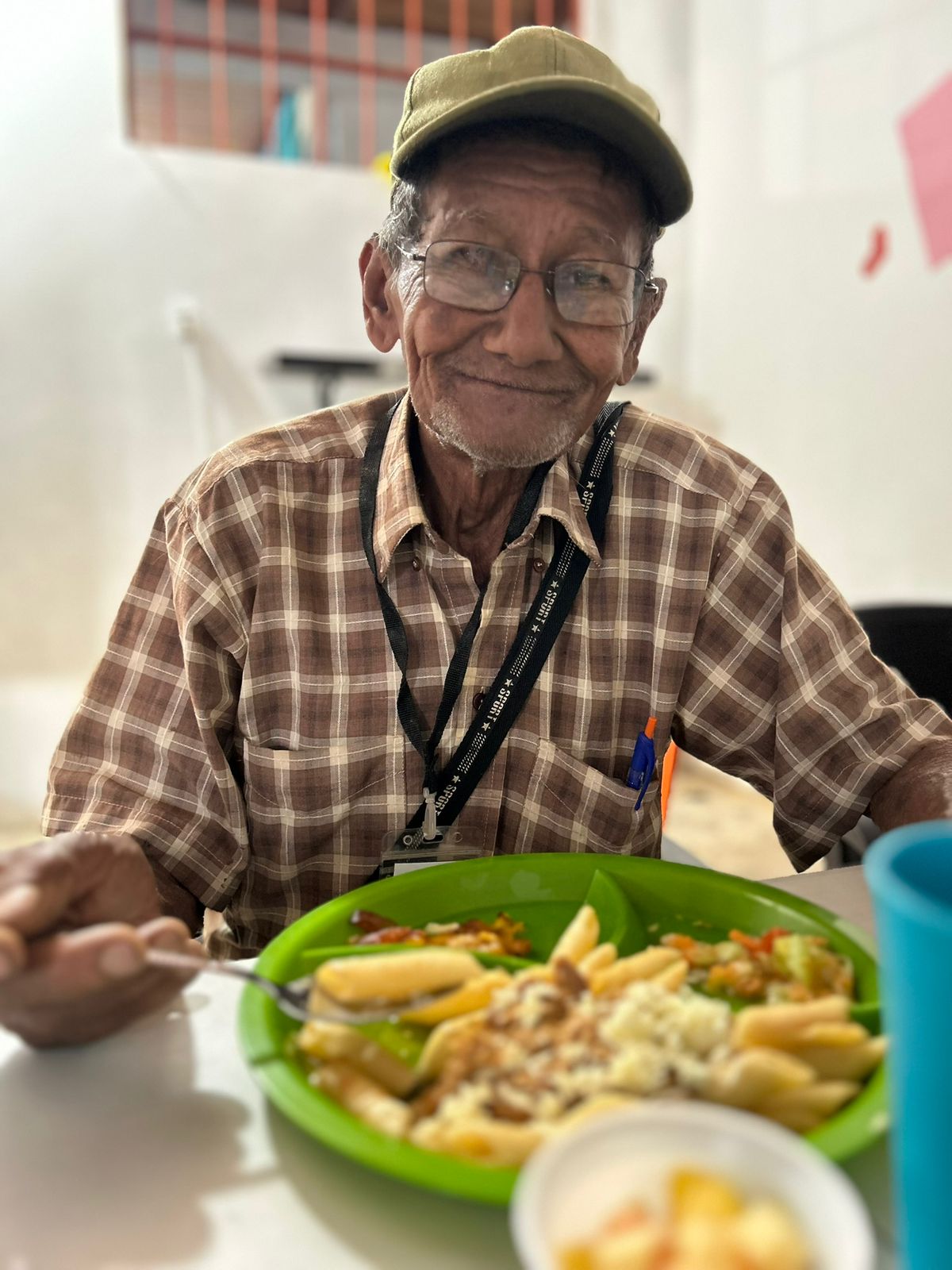 Adulto mayor disfrutando del comedor comunitario