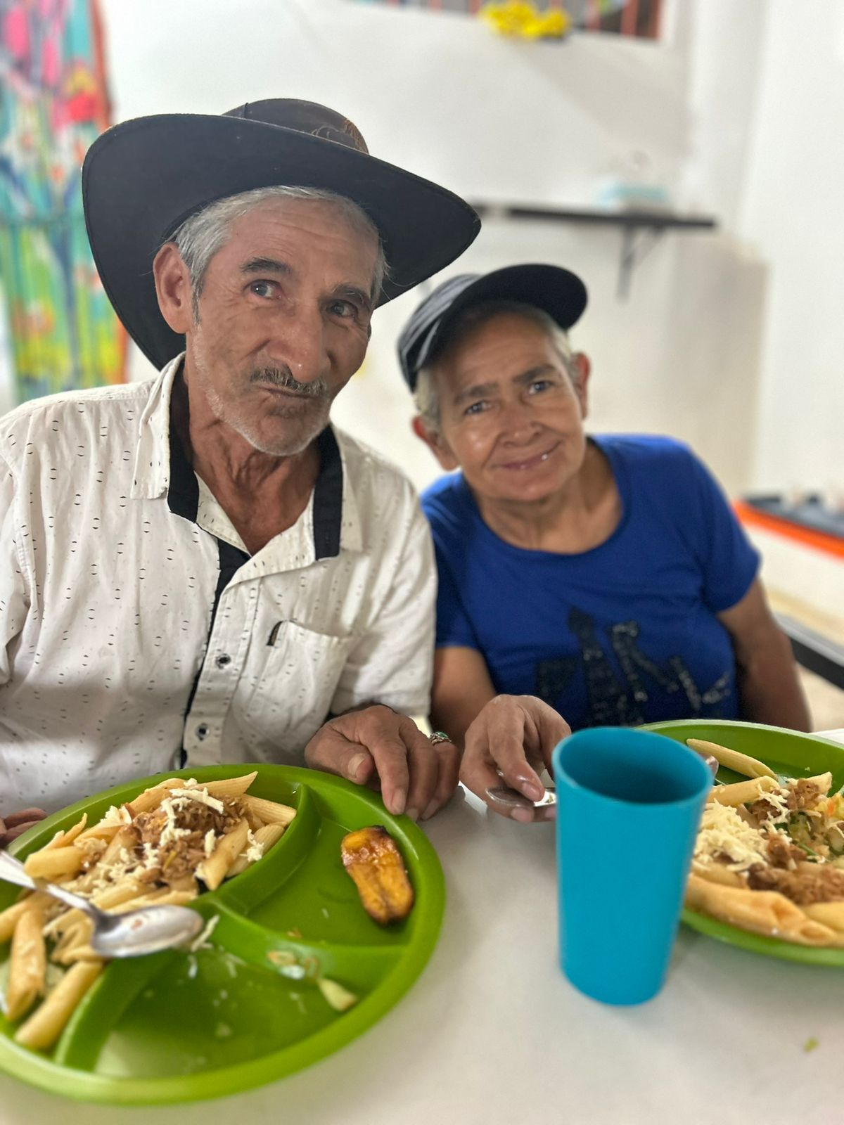 Adultos compartiendo el almuerzo comunitario