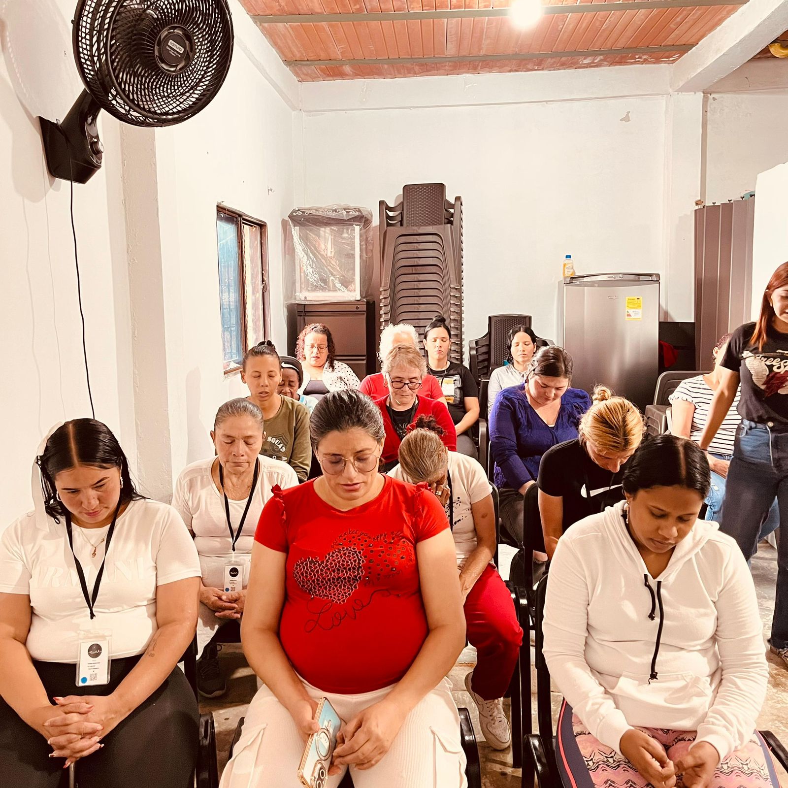 Mujeres de la comunidad en oración
