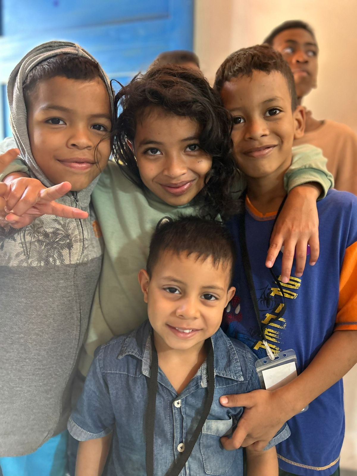 Niños compartiendo un abrazo en la fundación