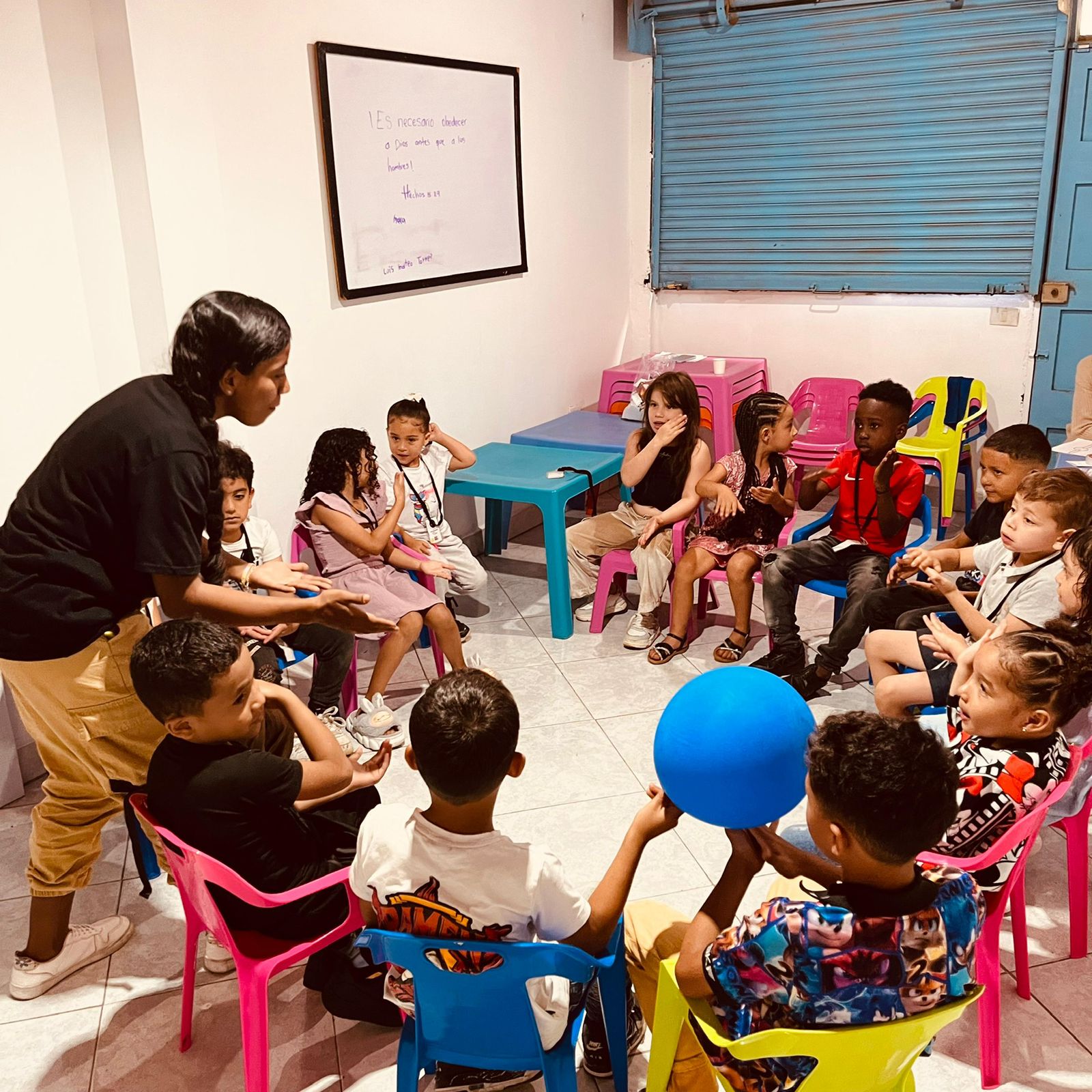 Niños en clase de tutoría escolar