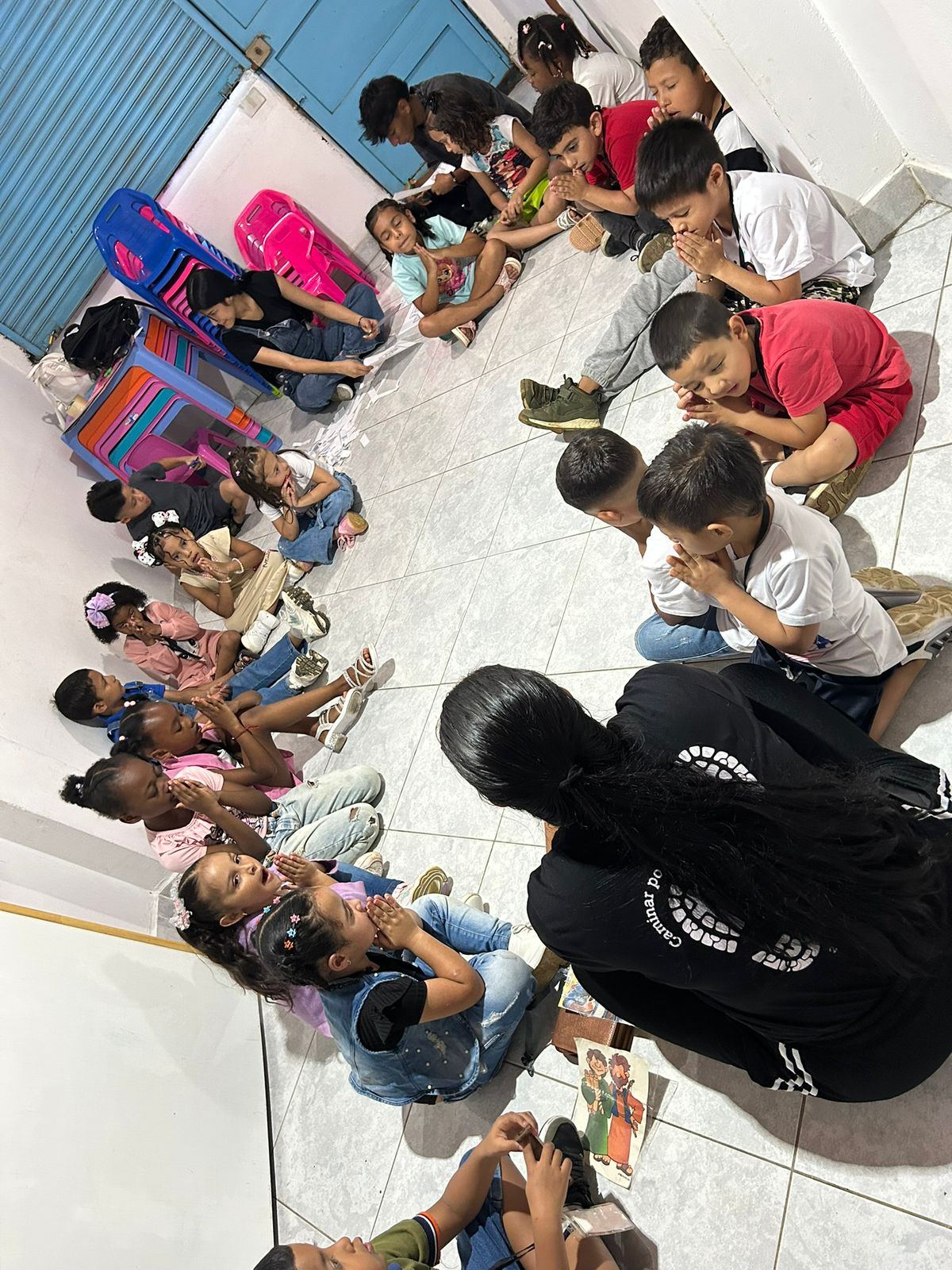 Niños orando juntos en la fundación
