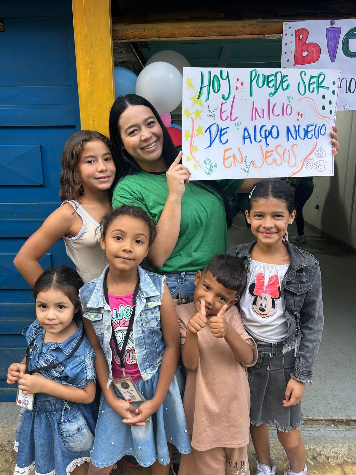 Voluntaria recibiendo a los niños en la sede